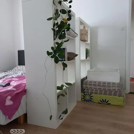 Apartment Parvekkeellinen Yksioe Kastussa, Erillinen Keittioe