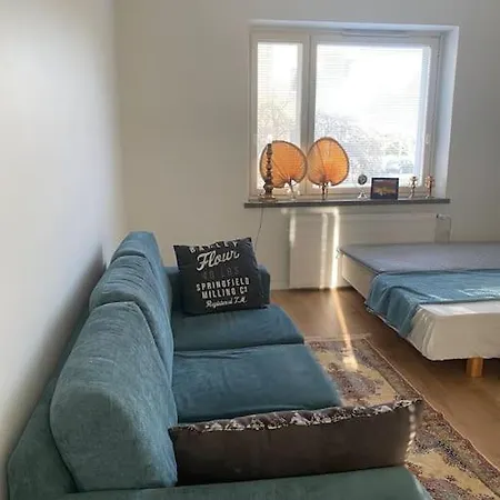 Parvekkeellinen Yksioe Kastussa, Erillinen Keittioe Apartment